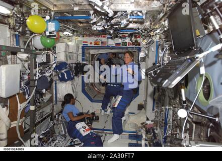 *** Foto *** Archiv Bild in Bezug auf die Film, Lucy in den Himmel, das lose auf der Grundlage der Ereignisse rund um die Dreiecksbeziehung mit Astronaut Lisa Nowak. Datei: In diesem Foto, das von der NASA veröffentlichte, Astronauten Stephanie D. Wilson (links) und Lisa M. Nowak, beide Missionen für STS-121, Check out Kamera während Ihrer persönlichen Eröffnungs-Weltraumflüge und während ihrer ersten Tag an Bord der Internationalen Raumstation im Erdorbit am 6. Juli 2006. Credit: NASA über CNP/MediaPunch Stockfoto