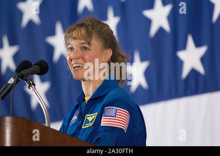 *** Foto *** Archiv Bild in Bezug auf die Film, Lucy in den Himmel, das lose auf der Grundlage der Ereignisse rund um die Dreiecksbeziehung mit Astronaut Lisa Nowak. Datei: In diesem Foto, das von der NASA veröffentlichte, Astronaut Lisa M. Nowak, STS-121 Mission Specialist, spricht von einem Rednerpult im Ellington Field's Hangar 276 in der Nähe von Johnson Space Center in Houston, Texas während der STS-121-Crew Return Zeremonien am 18. Juli 2006. Credit: NASA über CNP/MediaPunch Stockfoto