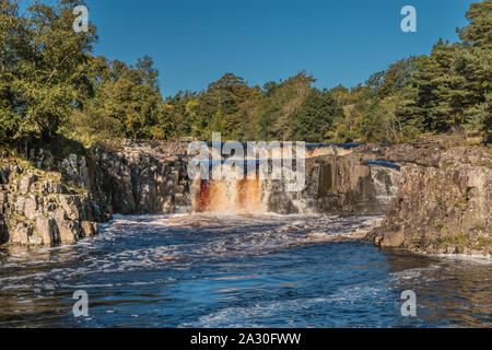 Niedrige Betätigungskraft, Wasserfall, Obere Teesdale, UK auf eine perfekte wolkenlos Herbsttag Stockfoto