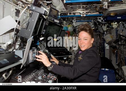 *** Foto *** Archiv Bild in Bezug auf die Film, Lucy in den Himmel, das lose auf der Grundlage der Ereignisse rund um die Dreiecksbeziehung mit Astronaut Lisa Nowak. Datei: In diesem Foto, das von der NASA veröffentlichte, Astronaut Lisa M. Nowak, STS-121 Mission Specialist, arbeitet mit der Mobile Service System (MSS) und Canadarm 2 steuert im Schicksal Labor der Internationalen Raumstation während Space Shuttle Discovery am 12. Juli 2006 zur Station im Erdorbit angedockt war. Credit: NASA über CNP/MediaPunch Stockfoto