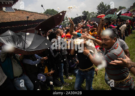 Kathmandu, Nepal. 04 Okt, 2019. Nepalesische hinduistische Gläubige nehmen an Festlichkeiten in der Nähe der Tempel am Shikali Khokana Dorf in Kathmandu, Nepal am 4. Oktober 2019. In diesem Festival devotees Gottesdienst Menschen tragen traditionelle Kleider mit bunten Tonerde Masken. Nachdem sie tanzen Dorfbewohner geopferten Tiere und Gebete in der Hoffnung der Gewinnung der Segen der Götter, die in den jährlichen Shikali Festival. (Foto durch Prabin Ranabhat/Pacific Press) Quelle: Pacific Press Agency/Alamy leben Nachrichten Stockfoto