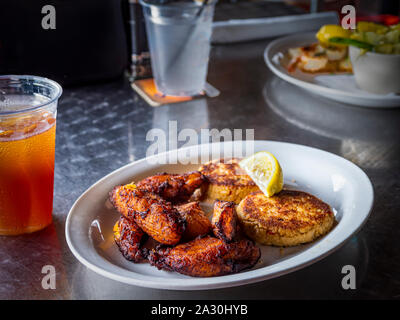 Frittierte Kochbananen und Crab Cakes auf Platte Stockfoto