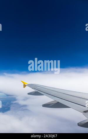 Flugzeug windows Ansicht über der Erde auf Sehenswürdigkeiten. Blick aus dem Flugzeug Fenster über einen Flügel fliegen hoch über Äcker und Felder. Blick von Win Stockfoto