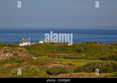 Weißes Einfamilienhaus mit Blick auf den Ärmelkanal auf Alderney Stockfoto