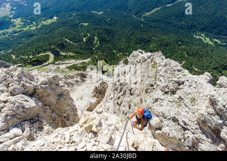 Attraktive brünette Frauen Bergsteiger auf einem steilen Klettersteig in Südtirol Stockfoto