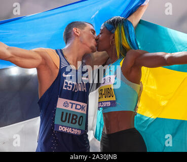 Doha, Katar. 4. Okt 2019. Shaunae Miller-Uibo von Bahamas und Ehemann Maicel Uibo Estlands feiern, während Sie Flaggen während der IAAF Leichtathletik WM bei Khalifa International Stadium in Doha. Credit: SOPA Images Limited/Alamy leben Nachrichten Stockfoto