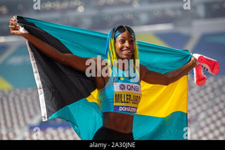 Doha, Katar. 4. Okt 2019. Shaunae Miller-Uibo von Bahamas feiert, während eine Flagge während der Frauen 400 m - IAAF Leichtathletik WM bei Khalifa International Stadium in Doha. Credit: SOPA Images Limited/Alamy leben Nachrichten Stockfoto