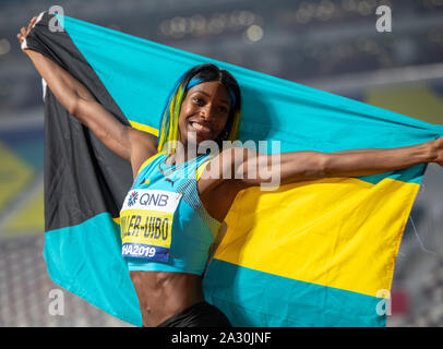 Doha, Katar. 4. Okt 2019. Shaunae Miller-Uibo von Bahamas feiert, während eine Flagge während der Frauen 400 m - IAAF Leichtathletik WM bei Khalifa International Stadium in Doha. Credit: SOPA Images Limited/Alamy leben Nachrichten Stockfoto