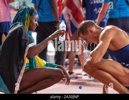 Doha, Katar. 4. Okt 2019. Shaunae Miller-Uibo von Bahamas und Ehemann Maicel Uibo Estlands während der IAAF Leichtathletik WM bei Khalifa International Stadium in Doha. Credit: SOPA Images Limited/Alamy leben Nachrichten Stockfoto