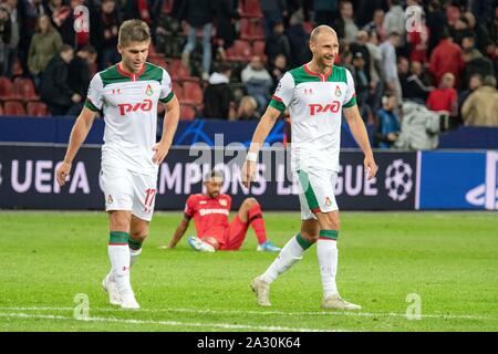 Gute Laune nach Arbeit, Endstand, Benedikt HOEWEDES (LOM, r.) und withplayer Rifat ZHEMALETDINOV (LOM) im Hintergrund sitzen, während Karim BELLARABI (LEV) auf dem Spielfeld frustriert sitzt; Fussball Champions League Vorrunde, 1. Spieltag: Bayer 04 Leverkusen (LEV) - Lokomotive Moskau (LOM) 1:2, am 18/09/2019 in Leverkusen/Deutschland. UEFA-Bestimmungen verbieten die Verwendung der Bilder, Bildsequenzen und/oder quasi-Video | Verwendung weltweit Stockfoto