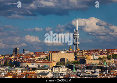 Panoramablick auf Prag mit roten Dächern und Zizkov Fernsehturm im Hintergrund, Prag, Tschechische Republik. Prag Landschaft an einem sonnigen Tag mit Th Stockfoto