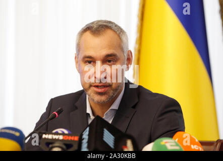 Kiew, Ukraine. 04 Okt, 2019. Generalstaatsanwalt der Ukraine Ruslan Riaboshapka spricht während der Pressekonferenz über die Reform der Strafverfolgungsbehörden in Kiew. der Generalstaatsanwalt der Ukraine Ruslan Ryaboshapka fest, dass die Generalstaatsanwaltschaft ist die Durchführung einer Prüfung der Fall von Burisma Holdings Limited, wie lokale Medien berichteten. Credit: SOPA Images Limited/Alamy leben Nachrichten Stockfoto