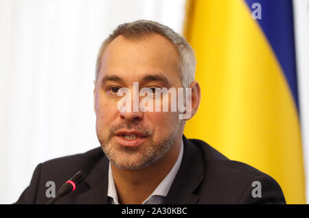 Kiew, Ukraine. 04 Okt, 2019. Generalstaatsanwalt der Ukraine Ruslan Riaboshapka spricht während der Pressekonferenz über die Reform der Strafverfolgungsbehörden in Kiew. der Generalstaatsanwalt der Ukraine Ruslan Ryaboshapka fest, dass die Generalstaatsanwaltschaft ist die Durchführung einer Prüfung der Fall von Burisma Holdings Limited, wie lokale Medien berichteten. Credit: SOPA Images Limited/Alamy leben Nachrichten Stockfoto