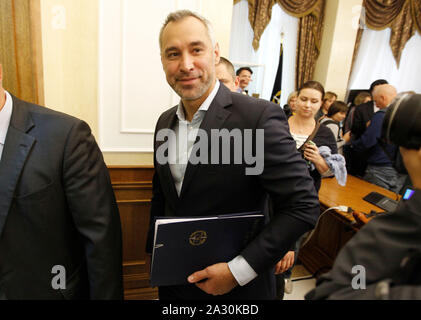 Kiew, Ukraine. 04 Okt, 2019. Generalstaatsanwalt der Ukraine Ruslan Riaboshapka verlässt nach der Pressekonferenz über die Reform der Strafverfolgungsbehörden in Kiew. der Generalstaatsanwalt der Ukraine Ruslan Ryaboshapka fest, dass die Generalstaatsanwaltschaft ist die Durchführung einer Prüfung der Fall von Burisma Holdings Limited, wie lokale Medien berichteten. Credit: SOPA Images Limited/Alamy leben Nachrichten Stockfoto