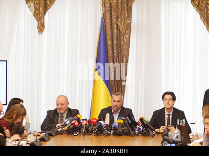 Kiew, Ukraine. 04 Okt, 2019. Stellvertretender Generalstaatsanwalt - Leiter der Militärischen Staatsanwaltschaft Viktor Chumak (L), Generalstaatsanwalt der Ukraine Ruslan Riaboshapka (C) und Erster Stellvertretender Generalstaatsanwalt Vitalii Kasko (R) während der Pressekonferenz über die Reform der Strafverfolgungsbehörden in Kiew. der Generalstaatsanwalt der Ukraine Ruslan Ryaboshapka fest, dass die Generalstaatsanwaltschaft ist die Durchführung einer Prüfung der Fall von Burisma Holdings Limited, wie lokale Medien berichteten. Credit: SOPA Images Limited/Alamy leben Nachrichten Stockfoto