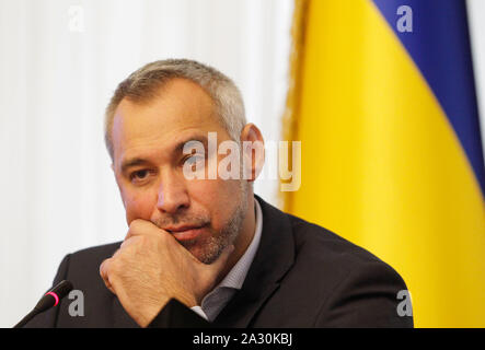 Kiew, Ukraine. 04 Okt, 2019. Generalstaatsanwalt der Ukraine Ruslan Riaboshapka sieht während der Pressekonferenz zur Reform der Strafverfolgungsbehörden in Kiew. der Generalstaatsanwalt der Ukraine Ruslan Ryaboshapka fest, dass die Generalstaatsanwaltschaft ist die Durchführung einer Prüfung der Fall von Burisma Holdings Limited, wie lokale Medien berichteten. Credit: SOPA Images Limited/Alamy leben Nachrichten Stockfoto