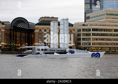 Energie Explorer experimentelle Schiff anreisen, für seinen ersten Besuch in London, das ist eine erneuerbare Energien angetriebene Schiff Wasserstoff und elektrisch angetrieben. Stockfoto