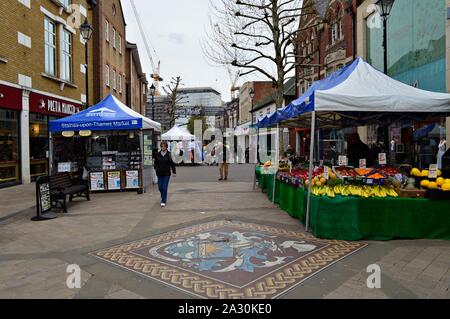 Staines Thames High Street und Verkaufsstände Stockfoto