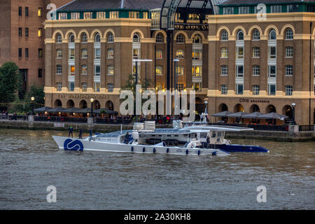 Energie Explorer experimentelle Schiff anreisen, für seinen ersten Besuch in London, das ist eine erneuerbare Energien angetriebene Schiff Wasserstoff und elektrisch angetrieben. Stockfoto