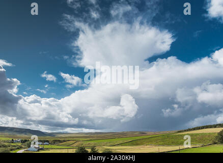 Eine riesige Himmel über Langdon Beck, Obere Teesdale, UK als squall Ansätze Stockfoto