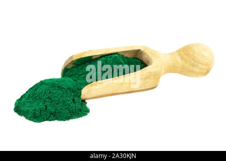 Spirulina Pulver blau-grüne Algen in Holz- Schaufel auf weißem Hintergrund Stockfoto