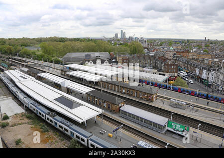 Hohe Aussicht auf Finsbury Park Station, nördlich von London, UK. Zeigt Thameslink und Great Northern Züge. Neue tower Blocks in Tottenham auf dem horrizon. Stockfoto