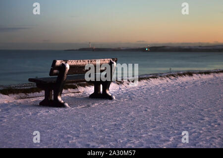 Holzbank in Aberdeen, Schottland, UK Stockfoto