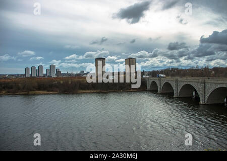 Stadtbild und die Brücke von Don über Dee River in Aberdeen, Schottland, Großbritannien. Stockfoto