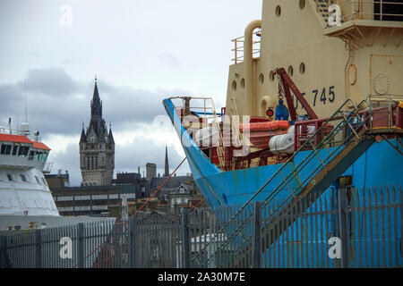 Schiffe im Hafen und Stadt Haus Turm in einem Abstand. Aberdeen, Schottland, Großbritannien Stockfoto