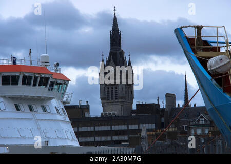 Stadt Haus Turm gesehen vom Hafen in Aberdeen, Schottland, Großbritannien Stockfoto