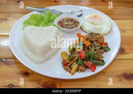 Rühren gebratene Basil leaf Schweinefleisch mit Reis und den erhaltenen Ei. Stockfoto