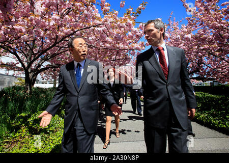 Der Generalsekretär der Vereinten Nationen, Herrn Ban Ki-Moon im Gespräch mit dem norwegischen Ministerpräsidenten Jens Stoltenberg nach ihrem Treffen, wo das Thema Klimawandel. Aeøå *** ***, Sendt til Dagbladet Norwegen 20100414 über FTP Stockfoto