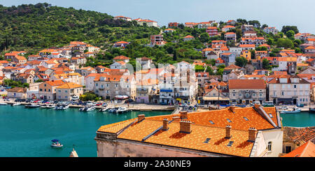 Historische Gebäude auf der Promenade in Trogir, Kroatien. Trogir ist beliebtes Reiseziel in Kroatien. Trogir, ein UNESCO-Weltkulturerbe, ist eines o Stockfoto