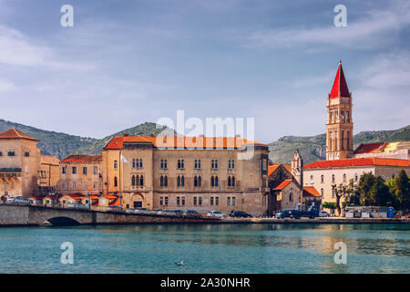 Historische Gebäude auf der Promenade in Trogir, Kroatien. Trogir ist beliebtes Reiseziel in Kroatien. Trogir, ein UNESCO-Weltkulturerbe, ist eines o Stockfoto