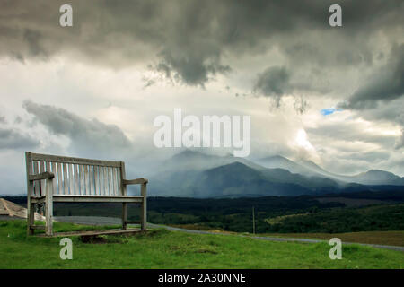 Eine Bank in der Nähe von Commando Memorial mit Blick auf den Ben Nevis. Spean Bridge in der Nähe von Fort William, Highland, Schottland, UK Stockfoto