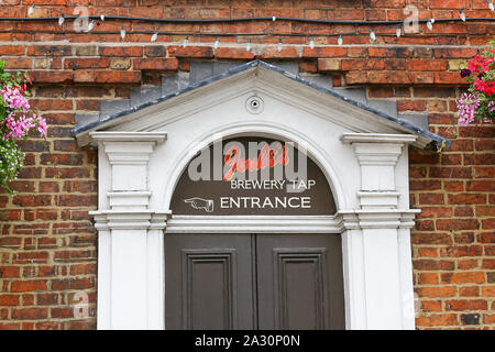 Ein Schild über der Tür weg bei Joule Brauerei, Brauerei, Tippen auf die Red Lion Pub oder Public House, Market Drayton, Shropshire, England, Großbritannien Stockfoto