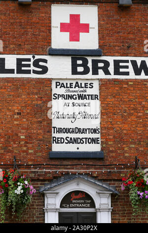 Joule, Brauerei, Brauerei, Tippen auf die Red Lion Pub oder Public House, Market Drayton, Shropshire, England, Großbritannien Stockfoto