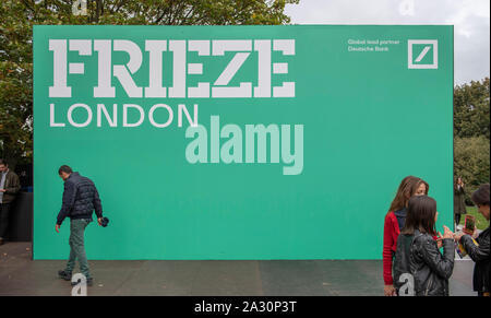 Regent's Park, London, UK. 4. Oktober 2019. Frieze London verfügt über mehr als 160 der weltweit führenden Galerien, wo die Besucher anzeigen und Kunst aus über 1.000 der heutigen Schwellen- und iconic Künstler kaufen. Die Show läuft bis 6. Oktober. Credit: Malcolm Park/Alamy Leben Nachrichten. Stockfoto