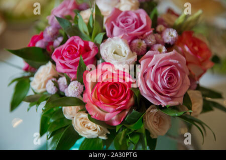 Multicolor Blumenstrauß aus verschiedenen Blumen. Großen Blumenstrauß von schönen Blumen. Stockfoto