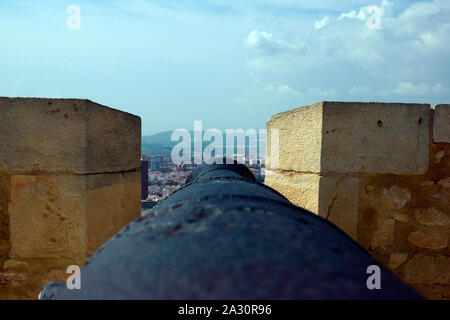 Kanonen MIT BLICK AUF ALICANTE. Stockfoto