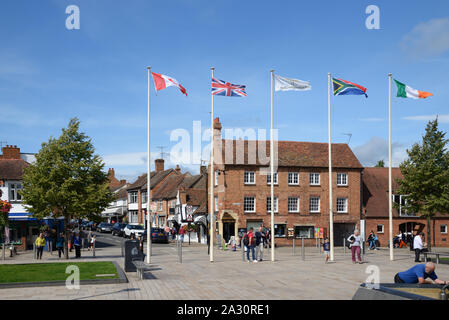 Historische Ziegelarchitektur in der Sheep Street mit Blick auf Bancroft Gärten und Fahnenmasten Stratford-upon-Avon England Stockfoto