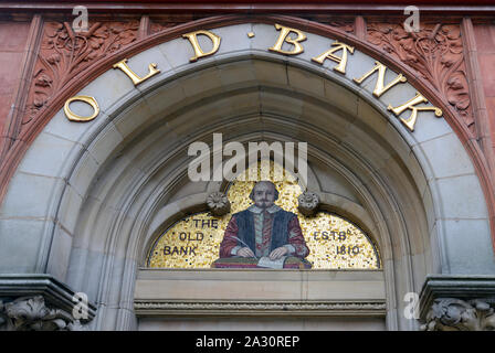 Giebel der alten Bank, 1810 gegründet, jetzt der HSBC, mit Mosaic Portrait von William Shakespeare auf der Chapel Street Stratford-upon-Avon England England Stockfoto