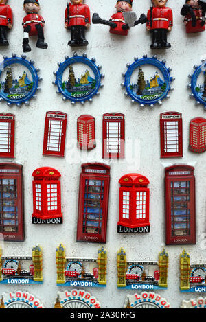 London Souvenir Kühlschrank Magnete oder Abzeichen der Englischen Symbole, einschließlich London Bridge und roten Telefonzellen für Verkauf auf Souvenir Stall London England Großbritannien Stockfoto