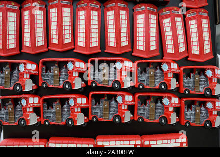 Rote Busse & rote Telefonzellen Souvenir Kühlschrank Magnete auf Verkauf in Geschenk oder Souvenir Shop Stall London UK Stockfoto