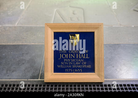 Grab oder Grab von John Hall (1575-1635), Shakespeares Arzt&Son-in-law, in der Kirche der Heiligen Dreifaltigkeit oder Shakespeare's Church in Stratford-upon-Avon England Stockfoto