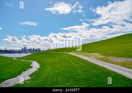 Gaswerk park mit Stream und Wanderweg in Richtung der Skyline der Innenstadt über den Union See. Stockfoto