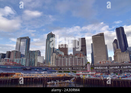 Seattle Washington skyline gesehen, die mit einem Boot auf dem Wasser. Stockfoto