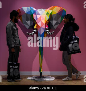 London, Großbritannien. Vom 4. Oktober 2019. Besucher Ansicht "Elefunk", 2019, von okuda San Miguel an Moniker International Art Fair, einer städtischen Messe für zeitgenössische Kunst feiert sein 10-jähriges Jubiläum in Großbritannien. Die Messe ist an Chelseas Sortieren Office bis zum 6. Oktober 2019. Credit: Stephen Chung/Alamy leben Nachrichten Stockfoto