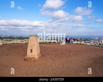Besucher bewundern Sie die Aussicht auf das Edinburgh auf die Firth-of-Forth von der trig Point auf dem Calton Hill Edinburgh Schottland Stockfoto