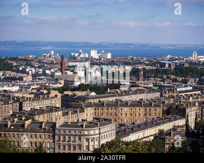 Blick über Edinburgh in Richtung der Firth-of-Forth von Calton Hill Edinburgh Schottland Stockfoto